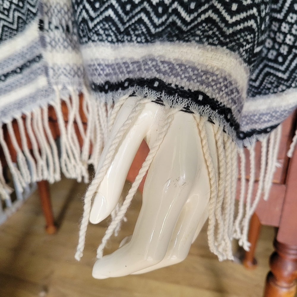 Bearpaw Grey & White Wrap Blanket Shawl - Picture 3 of 5